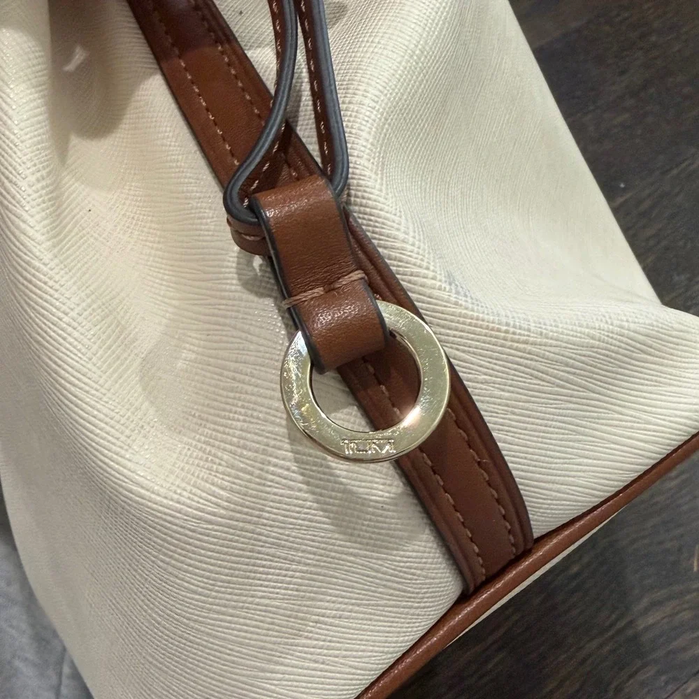 Tumi Villa Bucket Bag Womens Small Cream Brown Saffiano Leather Handbag Preppy
